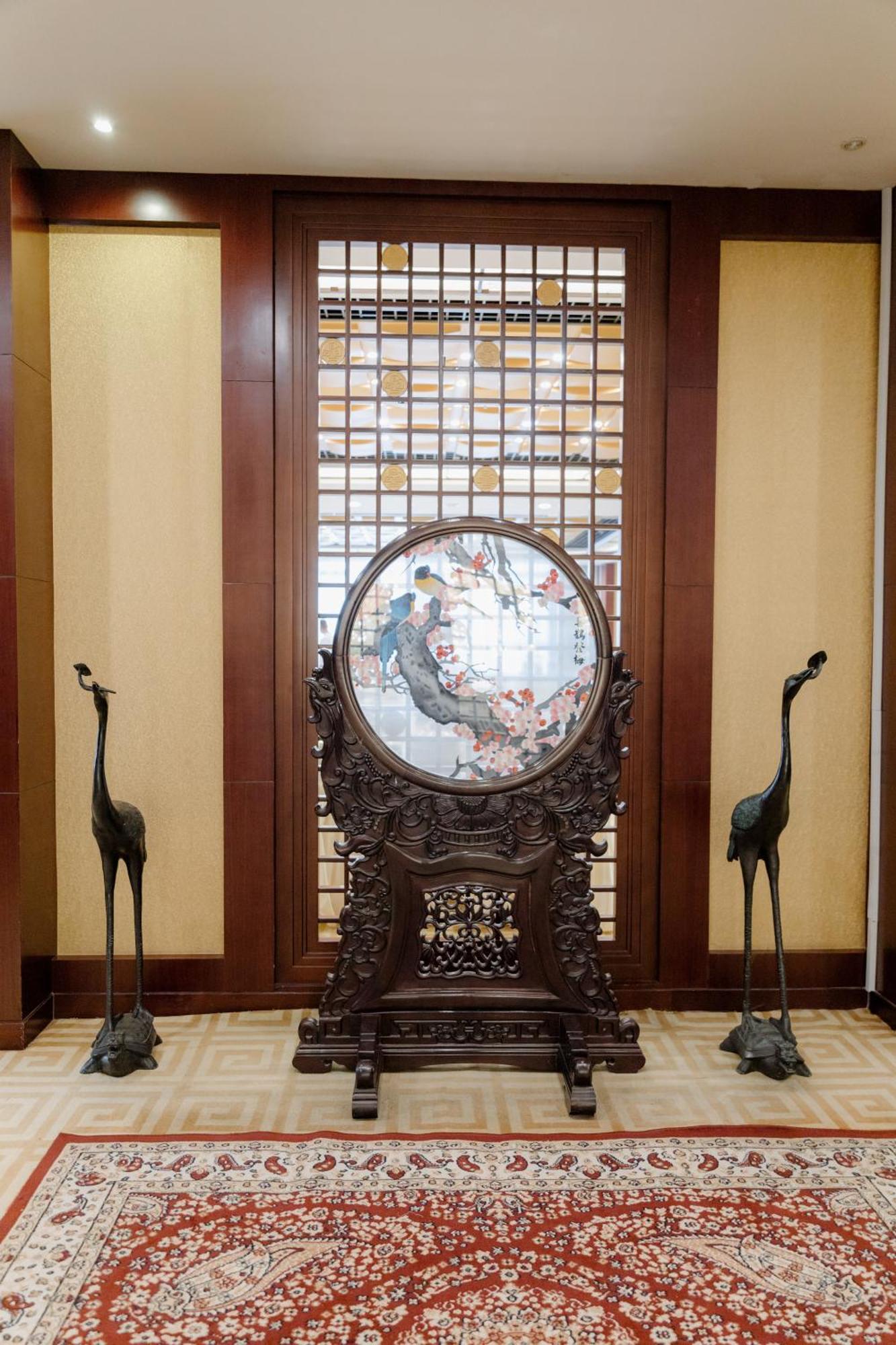 Beijing Palace Soluxe Hotel Astana Exterior photo A Chinese mirror